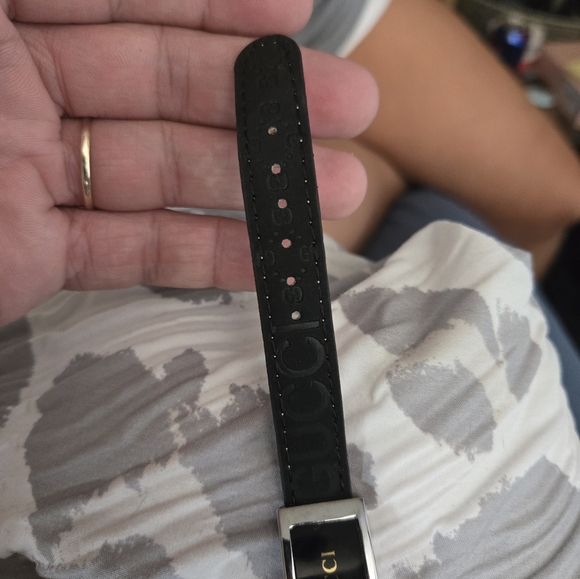 Gucci quartz silver and black watch. - Picture 11 of 11
